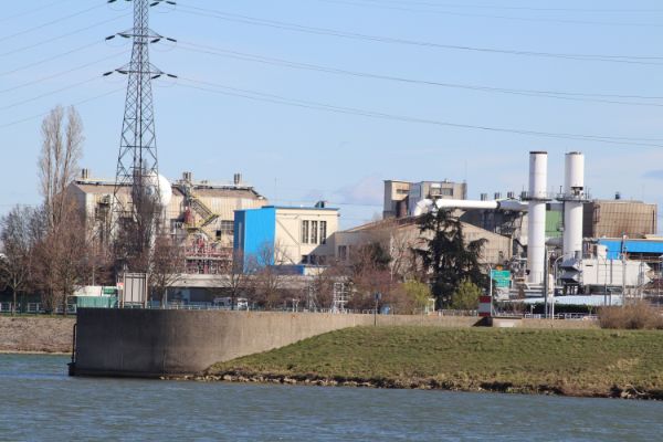 Site industriel raccordé, au bord d'un cours d'eau